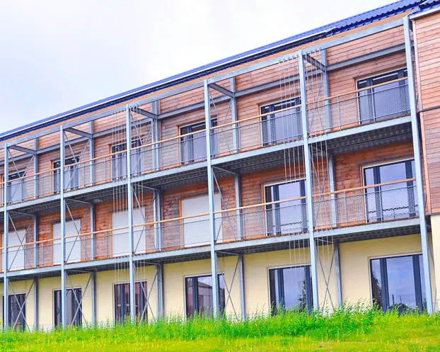 résidences de services moderne avec des balcons en verre et une structure en bois.