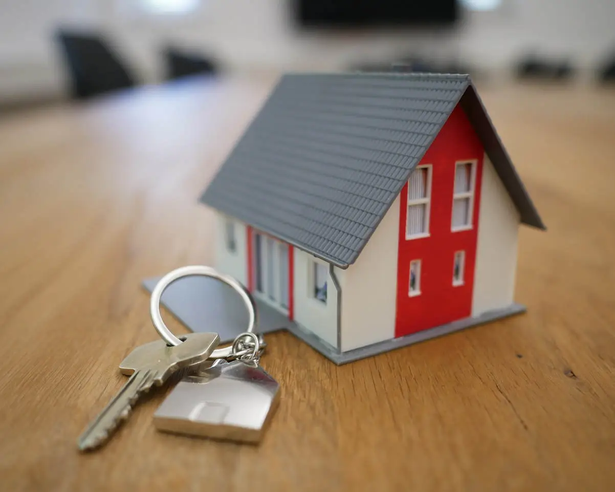 Maquette de maison avec clés - symbole d'achat revente dans l'immobilier résidentiel.