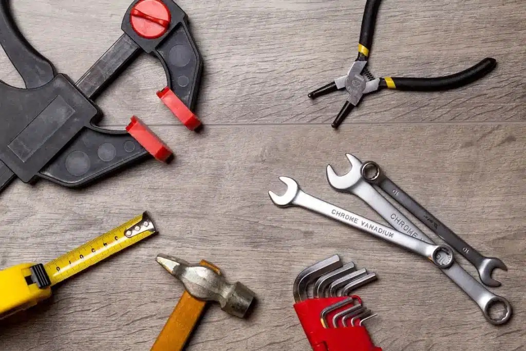 Divers outils essentiels pour entreprendre des travaux de rénovation dans une propriété immobilière.
