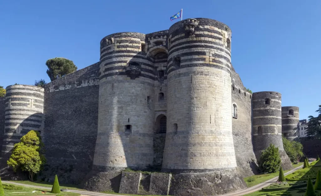Le château d’Angers, symbole de richesse historique et d’opportunités immobilières en 2024.