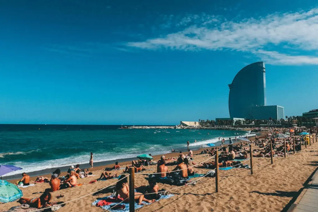 Barcelone, ville ensoleillée, bordée par la mer Méditerranée, attire les investisseurs immobiliers.