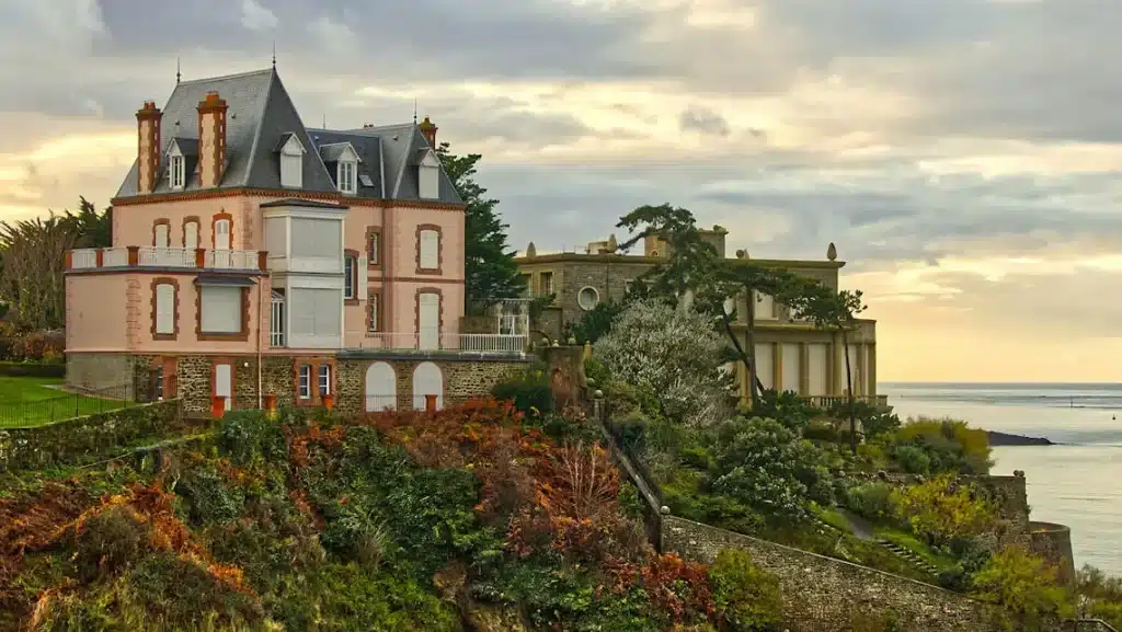 Maisons du 19ème siècle ayant vue sur mer pouvant être chacune une bonne affaire immobilière
