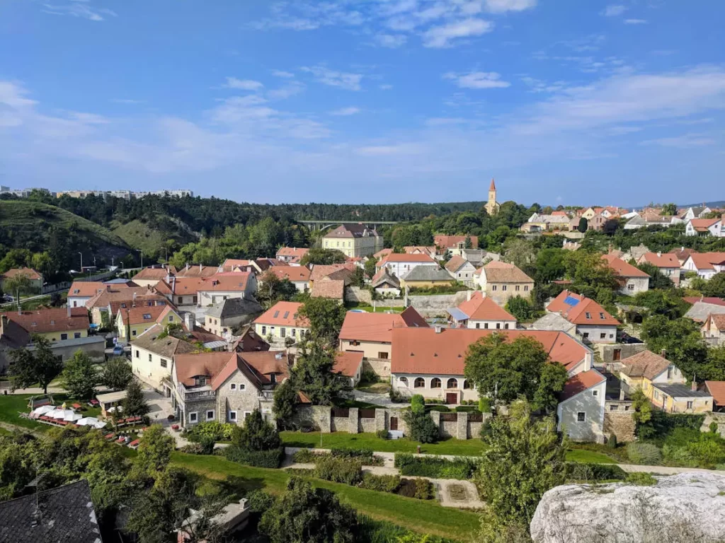 Village aux toits de tuiles roses, représentatif des petites villes